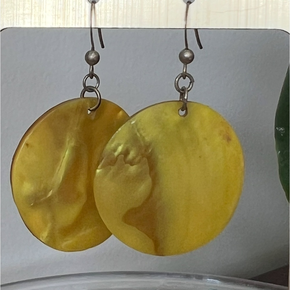 Vintage Hammer shell yellow round dangling earrings